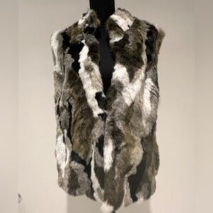 Inc Women’s Faux fur vest khaki/army green, black and white Women’s size XL